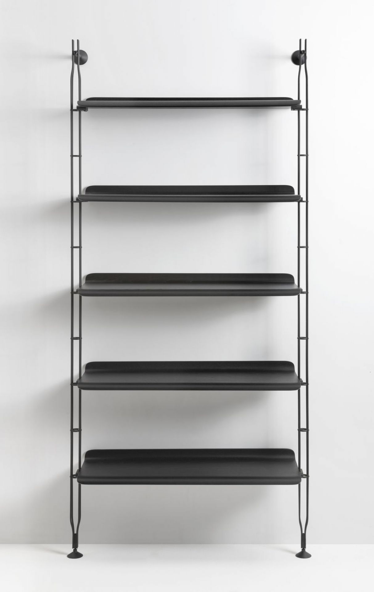 Schwarzes Adam Regal von Kartell aus Esche mit fünf Ablageflächen vor weißem Hintergrund.